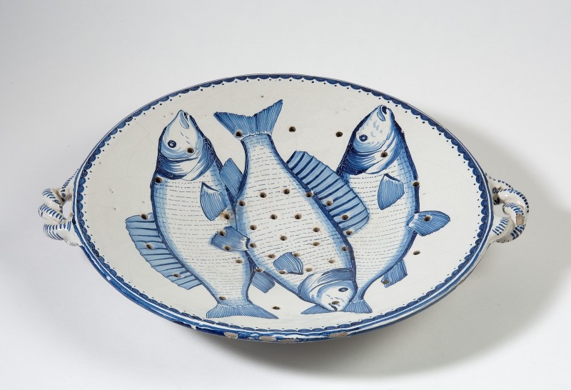 Vergiet met blauwwit decor van 3 vissen
