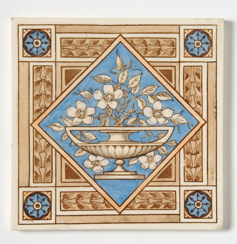 Tegel met een decor van een vaas met een plant, diagonaal omkaderd door ornamenten