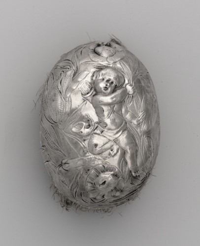 Zilveren borstelrug met gedreven decoratie
