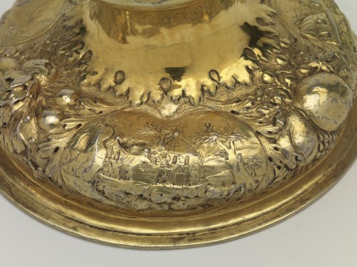 Huwelijksbokaal van verguld zilver met decor in relief