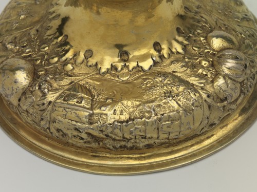 Huwelijksbokaal van verguld zilver met decor in relief