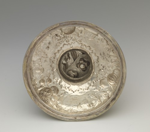 Huwelijksbokaal van verguld zilver met decor in relief