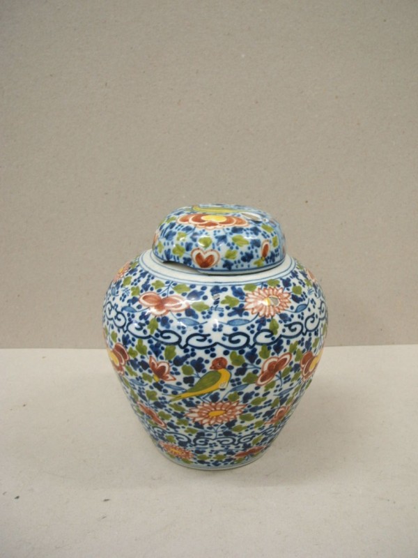 Zalfpot met ornamentaal-floraal decor