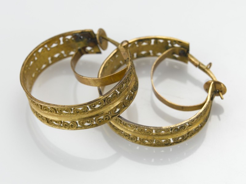 Paar gouden oorhangers, cirkelvormige smalle band met twee rondgaande versieringen in filigrain motief