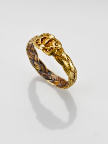 Gevlochten gouden ring met plaatje van filigrain in gespvorm