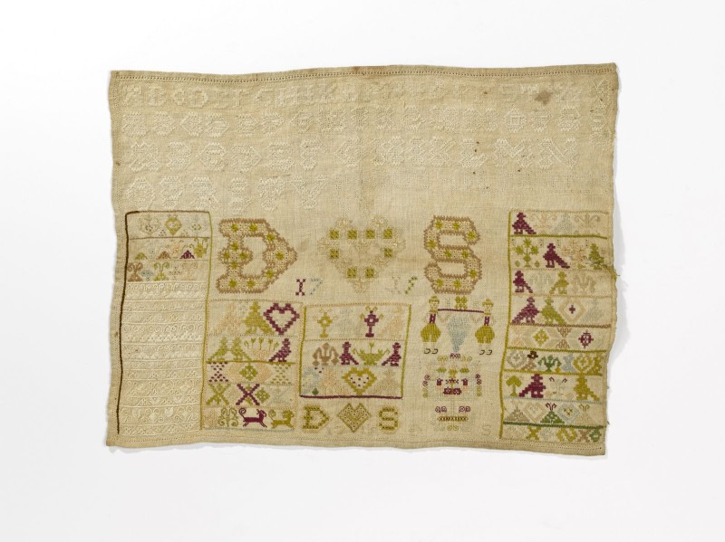 Lettermerklap met snee-en witwerk van linnen, vier rijen alfabetten, gemerkt DS 1715