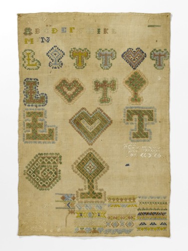 Lettermerklap met snee-en witwerk van linnen, met twee rijen alfabet, diverse initialen