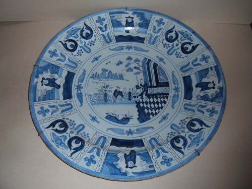 Grote schotel met chinoiserie decor