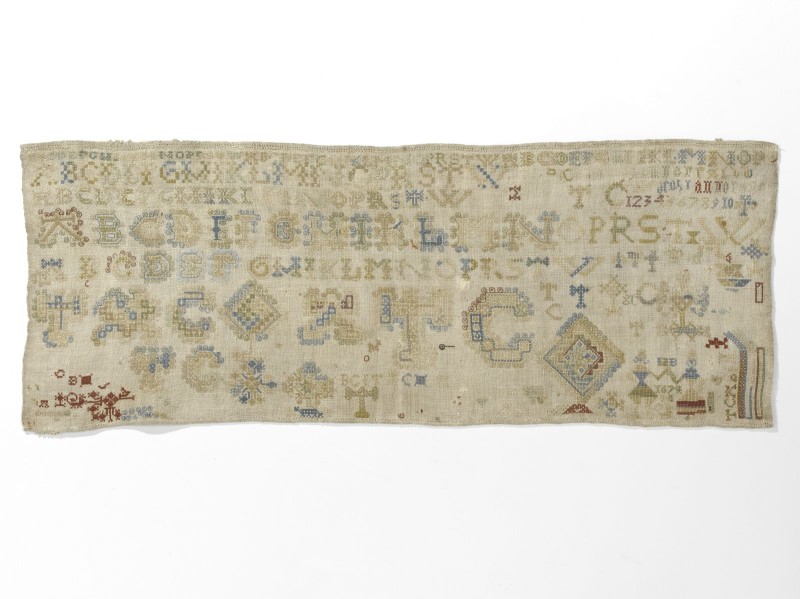 Lettermerklap van linnen, geborduurd met zijden garen, 5 rijen alfabetten met merken en initialen