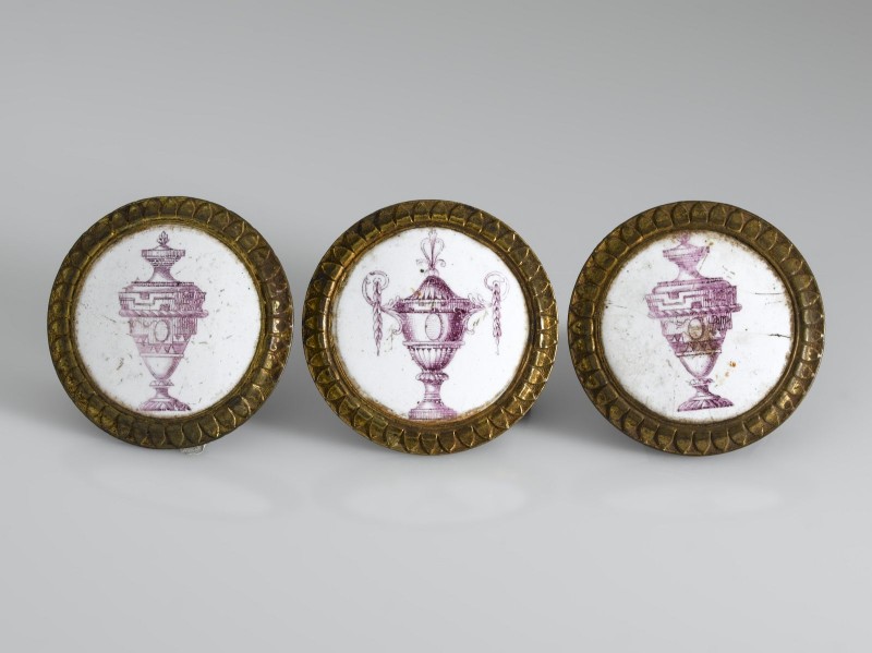 Drie platte ronde knoppen met afbeelding van een Griekse vaas