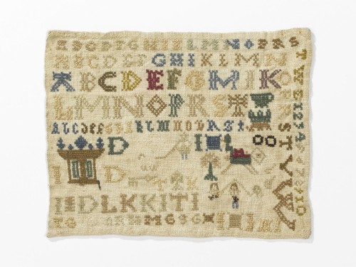 Lettermerklap van linnen, geborduurd met zijden garen met vijf rijen alfabetten en motiefjes, initialen I.D.