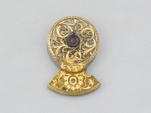 Ajour horlogekloof met zijstuk versierd met krulwerk, vogeltje en rood steentje
