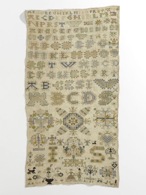 Lettermerklap van linnen, geborduurd met zijden garen, elf rijen alfabet, symmetrische merken