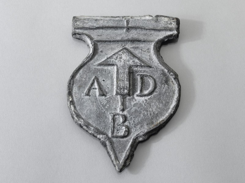 Trotseerloodje in schildvorm met de naam A.D.B.