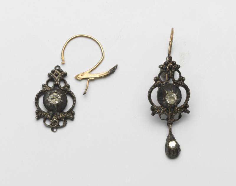 Paar zilveren oorbellen van rozetten met diamantjes waarvan aan elke bel twee