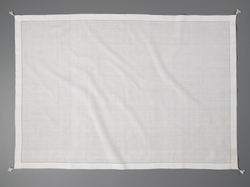 Rechthoekige doek van wit linnen met monogram AV