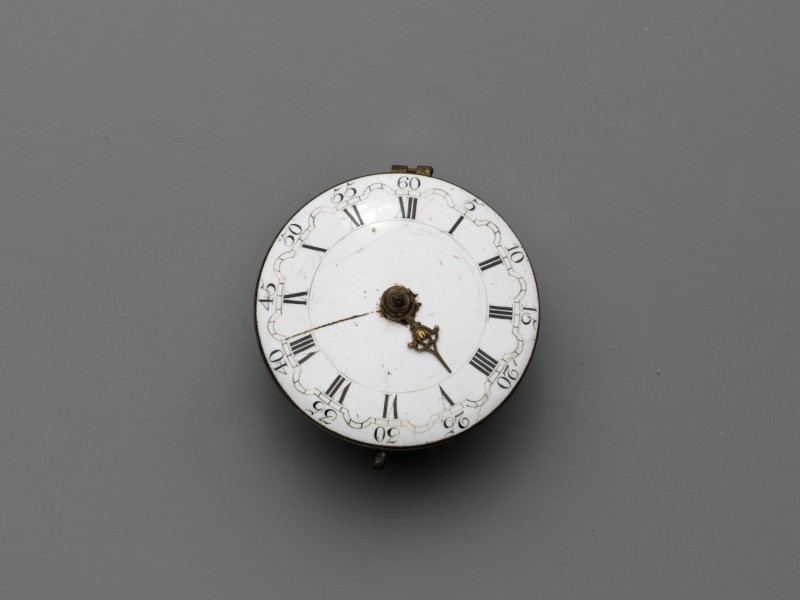 Rond horloge, witte geëmailleerde wijzerplaat met Romeinse en Arabische cijfers