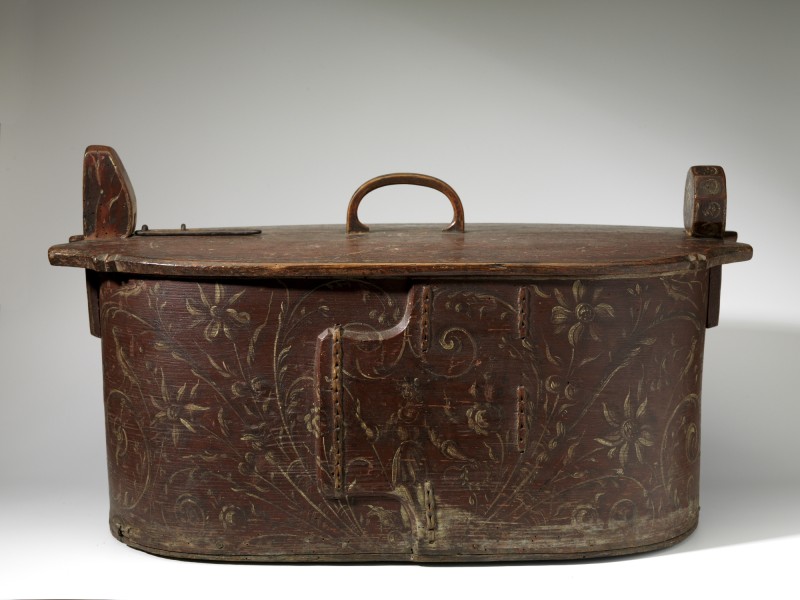 Beschilderde Hindelooper budde, grisaille op bruine ondergrond, vrouw te midden van ornamenten