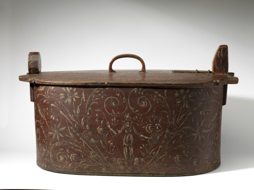 Beschilderde Hindelooper budde, grisaille op bruine ondergrond, vrouw te midden van ornamenten