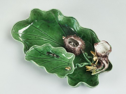 Waterbak in vorm van lotusblad met vrucht, blad, rups en schors