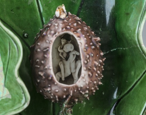Waterbak in vorm van lotusblad met vrucht, blad, rups en schors