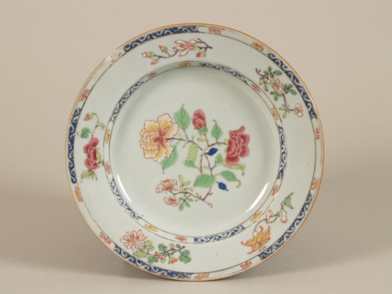 Bord met decor van bloemranken, famille rose