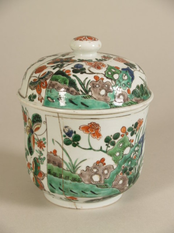Pot met deksel met decor van rotspartijen, insecten en bloemen, famille verte