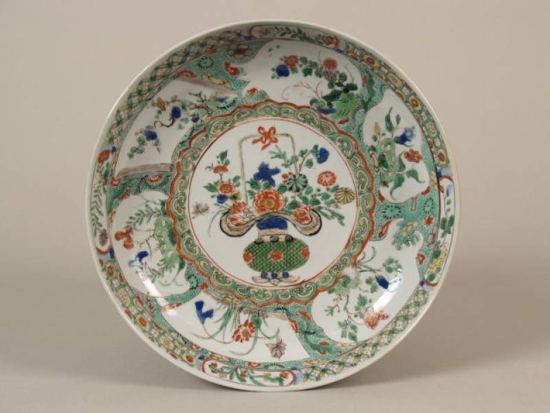 Schaal met decor van hengselmand met bloemen, insecten en cartouches, famille verte