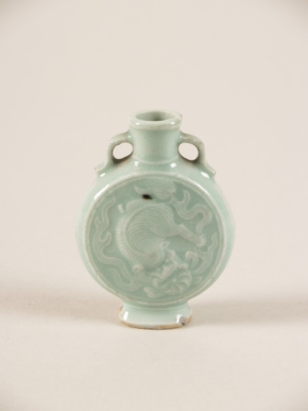 Miniatuurfles dan wel maanfles in miniatuur met decor van qilin, celadon