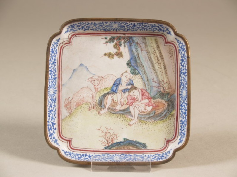 Bord, vierkant, wit email op koper, met polychroom decor van figuren in landschap