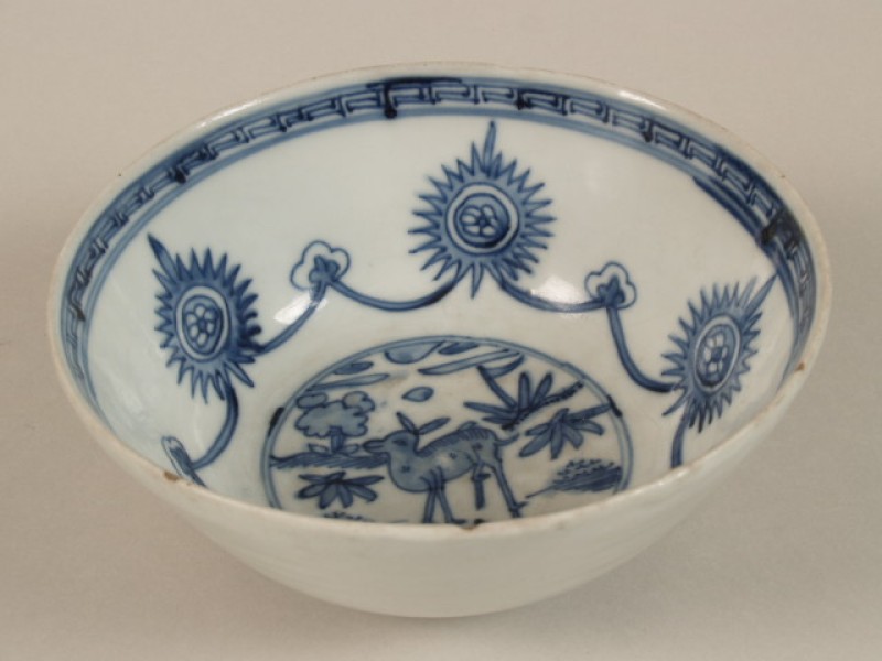 Kom met decor van medaillon waarin een hert en op de wand een ornamentband met vlammende wielen