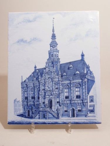 Plaat met als decor het stadhuis van Bolsward in blauwwit
