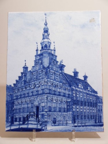 Plaat met als decor het stadhuis van Franeker in blauwwit