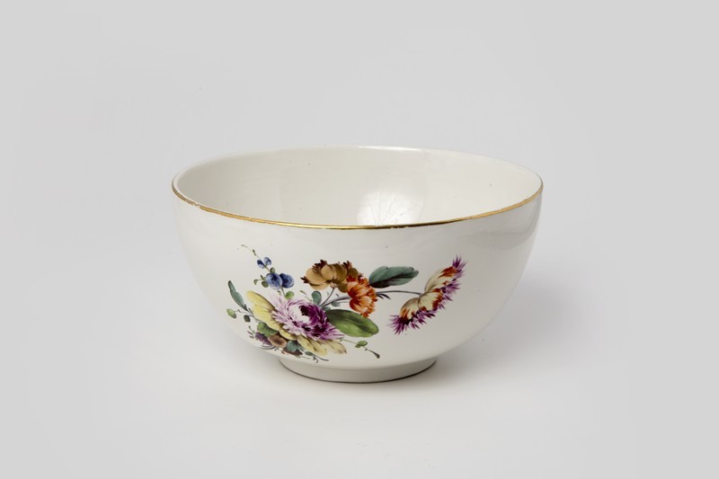 Spoelkom met polychroom decor van bloemboeketten