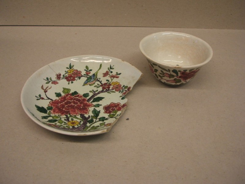Kop en schotel met chinoiserie decor