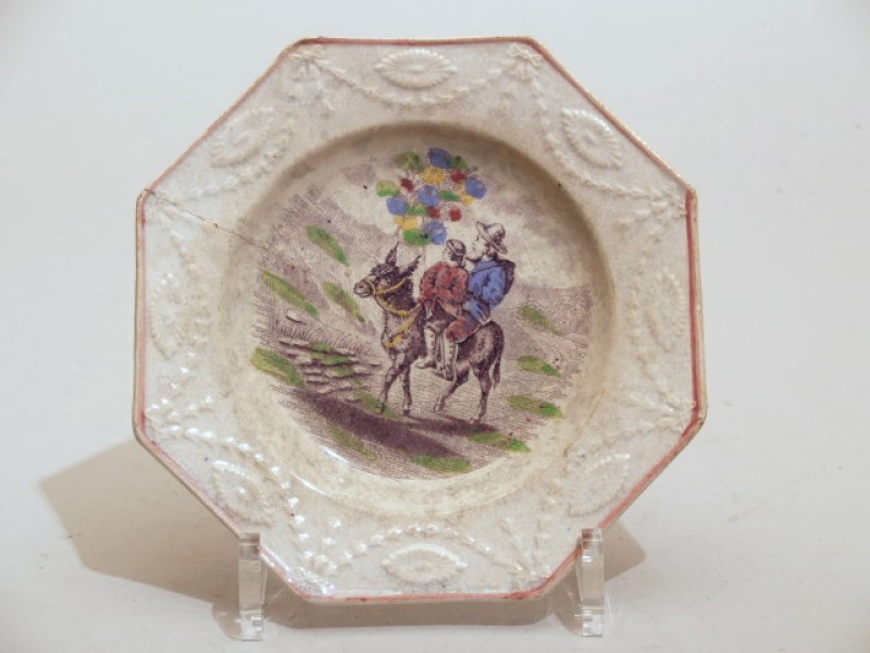 Bord met polychroom decor van ruiters in landschap