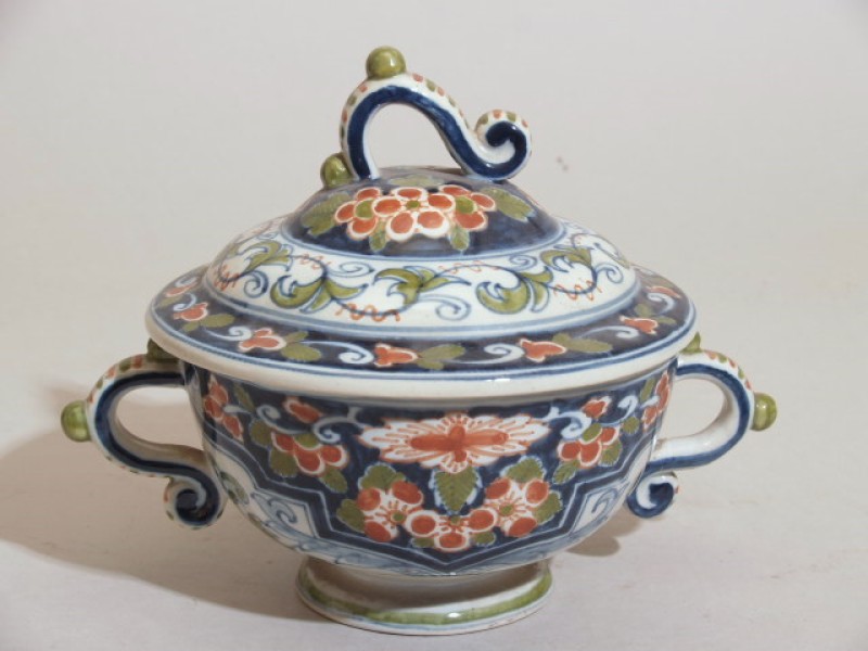 Kom met deksel en polychroom decor van bloem- en bladranken