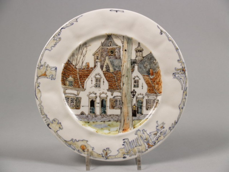 Bord, model 25P, met decor van hofje met boom, kerk en toren