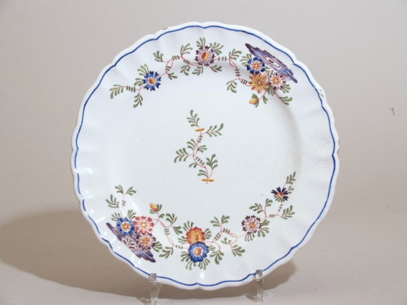 Bord met polychroom bloemdecor