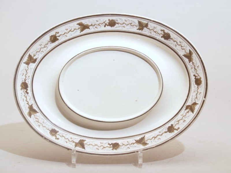 Schaal met randdecor van druivenrank