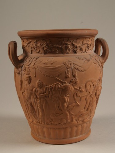 Tuinvaas, terracotta, met klassieke scène in reliëf