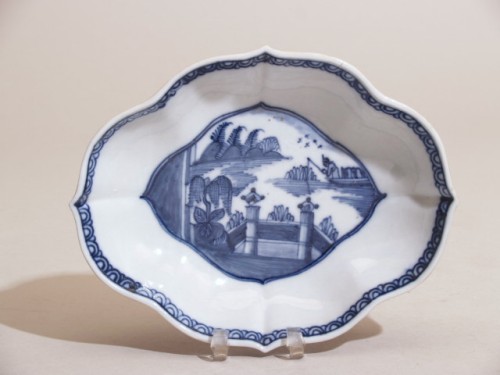 Schaal met blauwwit chinoiserie decor van landschap