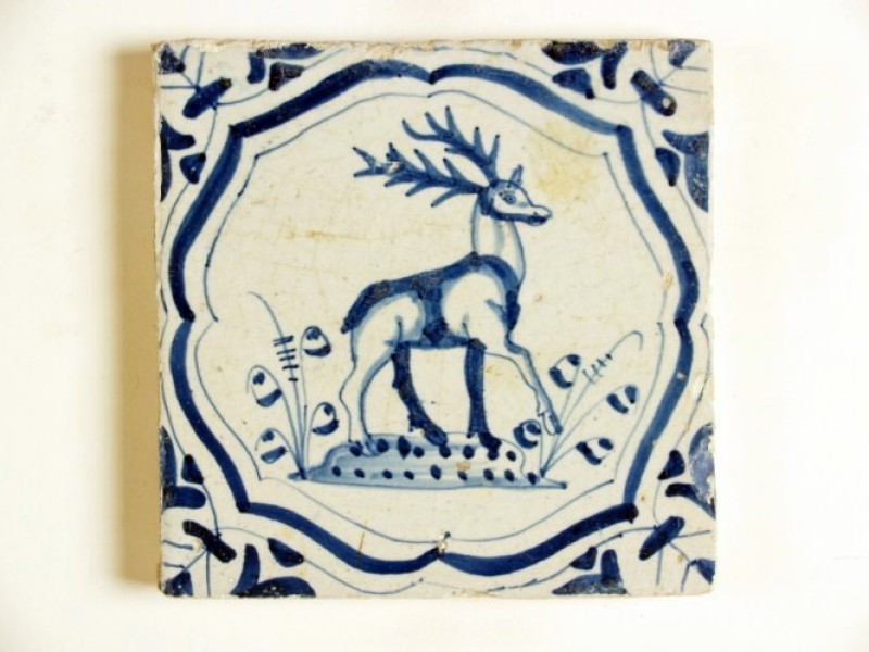 Tegel met blauwwit decor van een hert