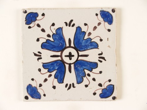 Tegel met een ornamentdecor in blauw en paars: klokjes