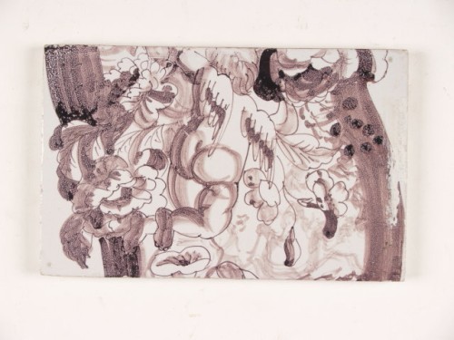 Tableautegel van een pilaster met een paars decor