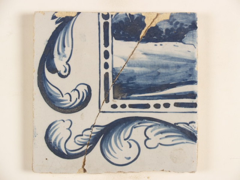 Tableautegel, onderdeel van tegeltableau, incompleet, met een blauwwit decor van een kustlandschap