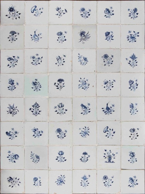 Tegelveld met een blauwwit decor van bloemen