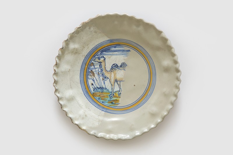 Bord, wandscherf, met polychroom decor van kameel