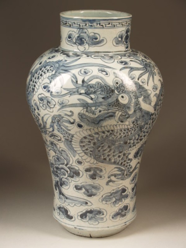Pot met hoge schouders met decor van 2 draken tussen wolken