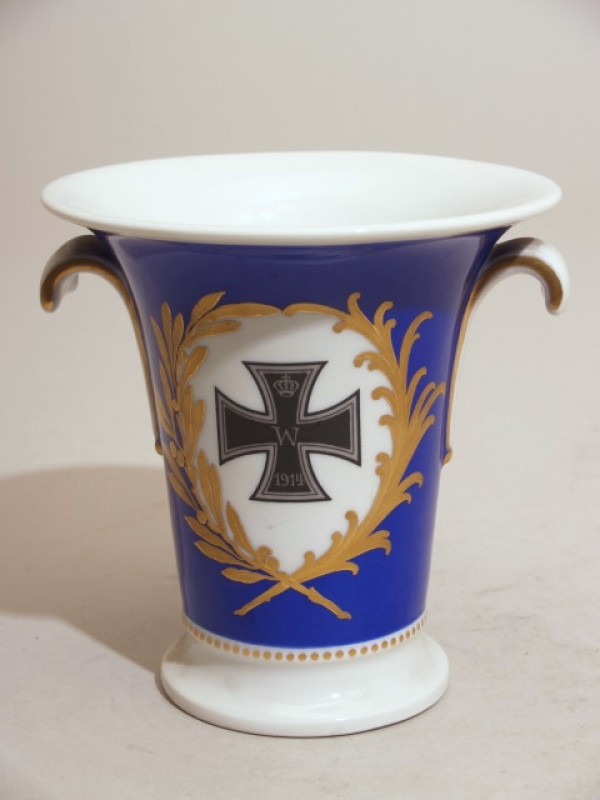 Gelegenheidsbeker met decor van oorlogssymbolen in blauw, zwart, grijs en goud